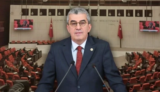 CHP’li Gökhan Günaydın’dan Meclis’te ‘darbe tarihi’ dersi! TBMM Genel Kurulu’ndaki kanun teklifi görüşmelerinde, AK Parti ve CHP arasında “darbe ve FETÖ” tartışması yaşandı. CHP Grup Başkanvekili Gökhan Günaydın, AKP’li Cumhurbaşkanı Recep Tayyip Erdoğan’ın CHP’yi darbelerle ilişkilendiren açıklamalarına yanıt verdi.