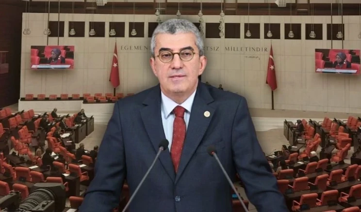 CHP’li Gökhan Günaydın’dan Meclis’te ‘darbe tarihi’ dersi! TBMM Genel Kurulu’ndaki kanun teklifi görüşmelerinde, AK Parti ve CHP arasında “darbe ve FETÖ” tartışması yaşandı. CHP Grup Başkanvekili Gökhan Günaydın, AKP’li Cumhurbaşkanı Recep Tayyip Erdoğan’ın CHP’yi darbelerle ilişkilendiren açıklamalarına yanıt verdi.