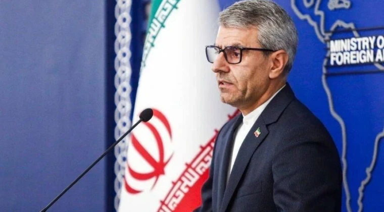 Trump ‘ateşkes istiyorlar’ demişti! İran’dan ilk açıklama geldi… İran Dışişleri Sözcüsü Bekayi, Trump’ın “İran ateşkes istedi” iddiasını reddederek açıklamaların gerçeği yansıtmadığını belirtti. Bekayi konu ile ilgili ‘yanlış ve asılsız’ olduğunu söyledi.