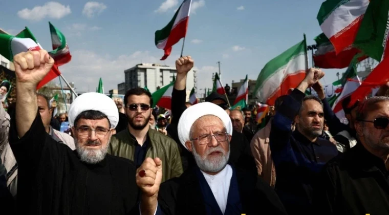 İran’dan “zafer” açıklaması: ABD’nin 10 maddelik planı kabul ettiği iddiası İran Ulusal Güvenlik Konseyi, ABD ve İsrail ile süren savaşta “zafer” ilan etti. Tahran yönetimi, Washington’ın İran’ın 10 maddelik planını kabul ettiğini öne sürerken, Trump cephesi yalnızca müzakereye açık olduklarını açıkladı.