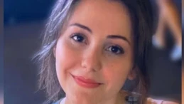 Öğrenciyken adı bile geçmeyen projeden tutuklu: Iraz için adalet çağrısı! İBB davasında tutuklu Iraz Bayrak’ın, suçlandığı dönemde öğrenci olduğu ve projede yer almadığı iddia ediliyor. Babası aylardır Silivri yolunda adalet arıyor