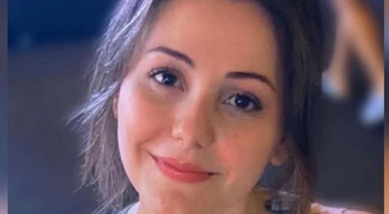 Öğrenciyken adı bile geçmeyen projeden tutuklu: Iraz için adalet çağrısı! İBB davasında tutuklu Iraz Bayrak’ın, suçlandığı dönemde öğrenci olduğu ve projede yer almadığı iddia ediliyor. Babası aylardır Silivri yolunda adalet arıyor