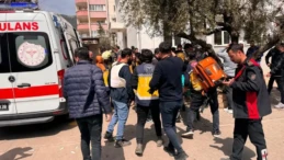 Dün Şanlıurfa bugün Kahramanmaraş! Okula silahlı saldırıda can kaybı 9’a yükseldi Kahramanmaraş’ta bir okulda silahlı saldırı düzenlendi. Saldırıda öğretmen ve öğrencilerden 9 kişi hayatını kaybetti. Olayda saldırganın da öldüğü ifade edildi. Saldırıyı düzenleyen İsa Aras Mersinli’nin babası Uğur Mersinli gözaltına alındı. Baba Mersinli’nin 1. sınıf emniyet müdürü ve polis başmüfettişi olduğu öğrenildi.