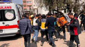 Dün Şanlıurfa bugün Kahramanmaraş! Okula silahlı saldırıda can kaybı 9’a yükseldi Kahramanmaraş’ta bir okulda silahlı saldırı düzenlendi. Saldırıda öğretmen ve öğrencilerden 9 kişi hayatını kaybetti. Olayda saldırganın da öldüğü ifade edildi. Saldırıyı düzenleyen İsa Aras Mersinli’nin babası Uğur Mersinli gözaltına alındı. Baba Mersinli’nin 1. sınıf emniyet müdürü ve polis başmüfettişi olduğu öğrenildi.