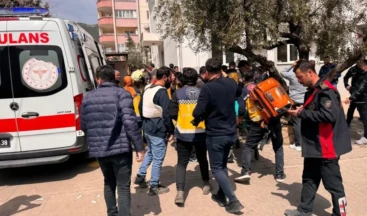 Dün Şanlıurfa bugün Kahramanmaraş! Okula silahlı saldırıda can kaybı 9’a yükseldi Kahramanmaraş’ta bir okulda silahlı saldırı düzenlendi. Saldırıda öğretmen ve öğrencilerden 9 kişi hayatını kaybetti. Olayda saldırganın da öldüğü ifade edildi. Saldırıyı düzenleyen İsa Aras Mersinli’nin babası Uğur Mersinli gözaltına alındı. Baba Mersinli’nin 1. sınıf emniyet müdürü ve polis başmüfettişi olduğu öğrenildi.