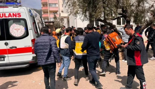 Dün Şanlıurfa bugün Kahramanmaraş! Okula silahlı saldırıda can kaybı 9’a yükseldi Kahramanmaraş’ta bir okulda silahlı saldırı düzenlendi. Saldırıda öğretmen ve öğrencilerden 9 kişi hayatını kaybetti. Olayda saldırganın da öldüğü ifade edildi. Saldırıyı düzenleyen İsa Aras Mersinli’nin babası Uğur Mersinli gözaltına alındı. Baba Mersinli’nin 1. sınıf emniyet müdürü ve polis başmüfettişi olduğu öğrenildi.