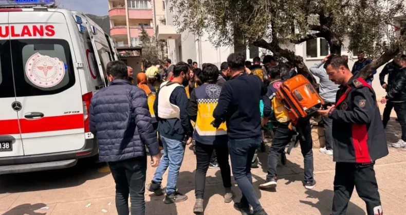 Dün Şanlıurfa bugün Kahramanmaraş! Okula silahlı saldırıda can kaybı 9’a yükseldi Kahramanmaraş’ta bir okulda silahlı saldırı düzenlendi. Saldırıda öğretmen ve öğrencilerden 9 kişi hayatını kaybetti. Olayda saldırganın da öldüğü ifade edildi. Saldırıyı düzenleyen İsa Aras Mersinli’nin babası Uğur Mersinli gözaltına alındı. Baba Mersinli’nin 1. sınıf emniyet müdürü ve polis başmüfettişi olduğu öğrenildi.