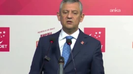 Özgür Özel’den Mansur Yavaş’a soruşturma iznine ‘Erdoğan’ hatırlatmalı tepki Saadet Partisi’ni ziyaret eden CHP lideri Özgür Özel, ABB Başkanı Mansur Yavaş hakkında soruşturma izni verilmesine ilişkin soruyu yanıtladı. Özel, “Sayın Erdoğan, cumhurbaşkanı adayı olarak her yere devletin kendisine cumhurbaşkanı olarak tahsis ettiği araçla gidiyordu” dedi.