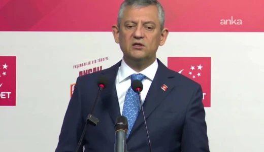 Özgür Özel’den Mansur Yavaş’a soruşturma iznine ‘Erdoğan’ hatırlatmalı tepki Saadet Partisi’ni ziyaret eden CHP lideri Özgür Özel, ABB Başkanı Mansur Yavaş hakkında soruşturma izni verilmesine ilişkin soruyu yanıtladı. Özel, “Sayın Erdoğan, cumhurbaşkanı adayı olarak her yere devletin kendisine cumhurbaşkanı olarak tahsis ettiği araçla gidiyordu” dedi.