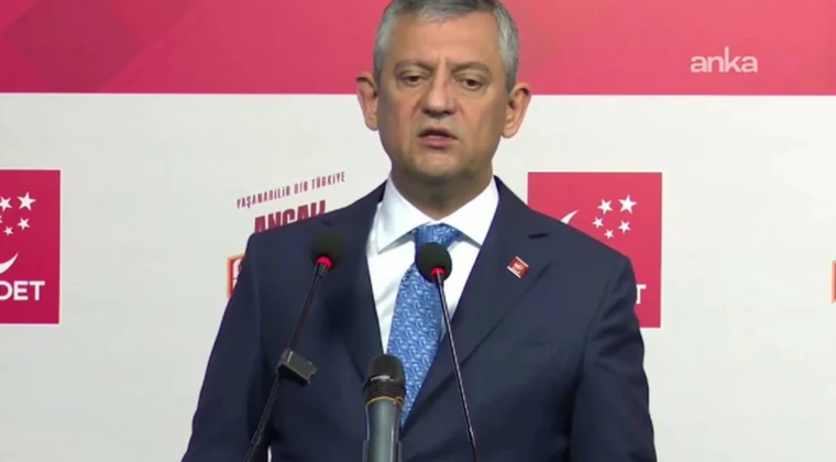 Özgür Özel’den Mansur Yavaş’a soruşturma iznine ‘Erdoğan’ hatırlatmalı tepki Saadet Partisi’ni ziyaret eden CHP lideri Özgür Özel, ABB Başkanı Mansur Yavaş hakkında soruşturma izni verilmesine ilişkin soruyu yanıtladı. Özel, “Sayın Erdoğan, cumhurbaşkanı adayı olarak her yere devletin kendisine cumhurbaşkanı olarak tahsis ettiği araçla gidiyordu” dedi.