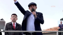 Özgür Özel Kütahya’da meydan okudu! ‘İspatlamayan şerefsizdir!’ CHP’nin tutuklu bulunan İBB Başkanı ve Cumhurbaşkanı adayı Ekrem İmamoğlu’nun serbest bırakılması ve erken seçim talebiyle başlattığı “Millet İradesine Sahip Çıkıyor” mitinglerinin 103’üncüsü Kütahya’da düzenlendi. Mitingde kürsüye çıkan CHP Genel Başkanı Özgür Özel önemli açıklamalarda bulundu.