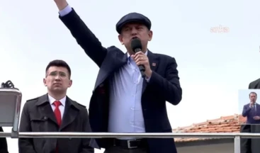 Özgür Özel Kütahya’da meydan okudu! ‘İspatlamayan şerefsizdir!’ CHP’nin tutuklu bulunan İBB Başkanı ve Cumhurbaşkanı adayı Ekrem İmamoğlu’nun serbest bırakılması ve erken seçim talebiyle başlattığı “Millet İradesine Sahip Çıkıyor” mitinglerinin 103’üncüsü Kütahya’da düzenlendi. Mitingde kürsüye çıkan CHP Genel Başkanı Özgür Özel önemli açıklamalarda bulundu.