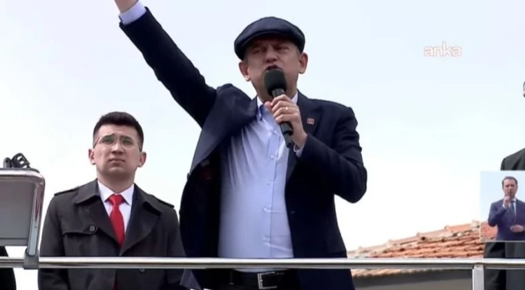 Özgür Özel Kütahya’da meydan okudu! ‘İspatlamayan şerefsizdir!’ CHP’nin tutuklu bulunan İBB Başkanı ve Cumhurbaşkanı adayı Ekrem İmamoğlu’nun serbest bırakılması ve erken seçim talebiyle başlattığı “Millet İradesine Sahip Çıkıyor” mitinglerinin 103’üncüsü Kütahya’da düzenlendi. Mitingde kürsüye çıkan CHP Genel Başkanı Özgür Özel önemli açıklamalarda bulundu.