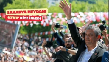 Özgür Özel: Yüzde 65 aldığınız Sakarya meydanı istifa diye inliyor Özgür Özel: Tayyip bey mitingleri çok yakından takip ediyor. Duymuştur ama duymadıysa söyleyeyim. Sakarya, hani bir zamanlar yüzde 65 aldığınız, bir zamanlar kalemiz dediğiniz Sakarya meydanı, istifa diye inliyor!