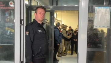 İşte Gülistan Doku’nun katil zanlısı Mustafa Türkay Sonel’in ifadesi Eski Tunceli Valisinin oğlu Mustafa Türkay Sonel, ifadesinde, Celal Altaş’ın ifadesindeki ‘Ben bu tabancayla birisini vurdum’ beyanını yalanladı.