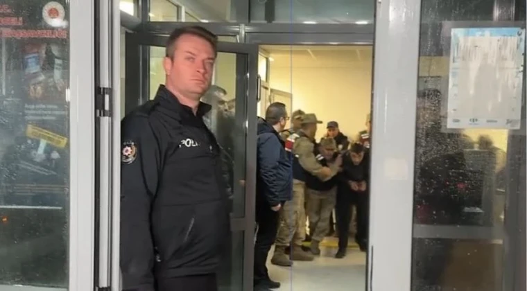 İşte Gülistan Doku’nun katil zanlısı Mustafa Türkay Sonel’in ifadesi Eski Tunceli Valisinin oğlu Mustafa Türkay Sonel, ifadesinde, Celal Altaş’ın ifadesindeki ‘Ben bu tabancayla birisini vurdum’ beyanını yalanladı.