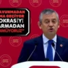 Özgür Özel: CHP 81 ilde sokağa iniyor… CHP’nin bugünden itibaren 81 il ve 973 ilçede yoğun bir programla sahaya çıkacağını belirten Genel Başkan Özgür Özel, “Bugünden itibaren CHP bu kötülükleri yapanlara karşı, iktidarı değiştirmek ve adaleti getirmek için savunmadan hücuma geçiyor, sahaya gidiyor” dedi.
