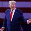 Trump: Hürmüz’deki ‘Özgürlük Operasyonu’ durduruldu ABD Başkanı Donald Trump İran’ın donanmasının kalmadığı iddiasıyla ABD Donanması’nın diğer ülke ticari gemilerine boğaz boyunca eşlik ederek geçişlerini sağlayacağı iddiasıyla başlattıkları planın durdurulduğunu açıkladı. Trump İran’a yönelik ablukanın süreceğini söyledi.