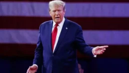 Trump: Hürmüz’deki ‘Özgürlük Operasyonu’ durduruldu ABD Başkanı Donald Trump İran’ın donanmasının kalmadığı iddiasıyla ABD Donanması’nın diğer ülke ticari gemilerine boğaz boyunca eşlik ederek geçişlerini sağlayacağı iddiasıyla başlattıkları planın durdurulduğunu açıkladı. Trump İran’a yönelik ablukanın süreceğini söyledi.