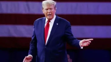 Trump: Hürmüz’deki ‘Özgürlük Operasyonu’ durduruldu ABD Başkanı Donald Trump İran’ın donanmasının kalmadığı iddiasıyla ABD Donanması’nın diğer ülke ticari gemilerine boğaz boyunca eşlik ederek geçişlerini sağlayacağı iddiasıyla başlattıkları planın durdurulduğunu açıkladı. Trump İran’a yönelik ablukanın süreceğini söyledi.