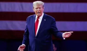 Trump: Hürmüz’deki ‘Özgürlük Operasyonu’ durduruldu ABD Başkanı Donald Trump İran’ın donanmasının kalmadığı iddiasıyla ABD Donanması’nın diğer ülke ticari gemilerine boğaz boyunca eşlik ederek geçişlerini sağlayacağı iddiasıyla başlattıkları planın durdurulduğunu açıkladı. Trump İran’a yönelik ablukanın süreceğini söyledi.