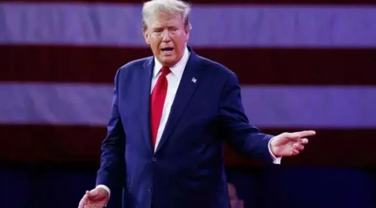 Trump: Hürmüz’deki ‘Özgürlük Operasyonu’ durduruldu ABD Başkanı Donald Trump İran’ın donanmasının kalmadığı iddiasıyla ABD Donanması’nın diğer ülke ticari gemilerine boğaz boyunca eşlik ederek geçişlerini sağlayacağı iddiasıyla başlattıkları planın durdurulduğunu açıkladı. Trump İran’a yönelik ablukanın süreceğini söyledi.
