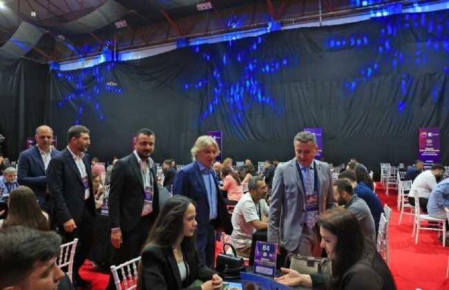 MTSO BAŞKANI ÇAKIR: “İHRACAT SEFERBERLİĞİ BAŞLATIYORUZ, HEDEF TÜRKİYE’DE İLK 3”  	  Mersin Ticaret ve Sanayi Odası (MTSO) tarafından düzenlenen yapay zeka destekli B2B Networking Etkinliği, iş dünyasını bir araya getirerek önemli ticari bağlantılara zemin hazırladı. Bin 350’nin üzerinde katılımcının yer aldığı organizasyonda yaklaşık 7 bin iş görüşmesi gerçekleştirilirken, gün sonunda 2 milyar TL’nin üzerinde potansiyel ticari iş birliği hacmi oluştu.