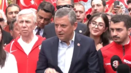 Özgür Özel: Gençler, Cumhuriyet’e ve kazanımlarına sahip çıkmaya kararlı Ankara’daki “19 Mayıs Gençlik Korteji” yürüyüşüne katılan CHP Genel Başkanı Özgür Özel, “Bugünler Cumhuriyet’e sahip çıkmanın en önemli olduğu zaman ve görüyoruz ki gençler, Cumhuriyet’e ve Cumhuriyet’in kazanımlarına sahip çıkmaya kararlı” açıklamasını yaptı.