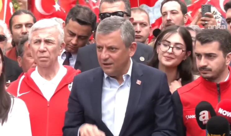 Özgür Özel: Gençler, Cumhuriyet’e ve kazanımlarına sahip çıkmaya kararlı Ankara’daki “19 Mayıs Gençlik Korteji” yürüyüşüne katılan CHP Genel Başkanı Özgür Özel, “Bugünler Cumhuriyet’e sahip çıkmanın en önemli olduğu zaman ve görüyoruz ki gençler, Cumhuriyet’e ve Cumhuriyet’in kazanımlarına sahip çıkmaya kararlı” açıklamasını yaptı.