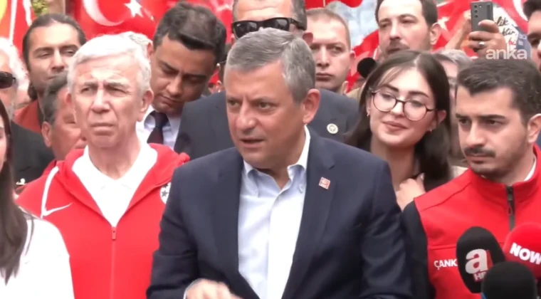 Özgür Özel: Gençler, Cumhuriyet’e ve kazanımlarına sahip çıkmaya kararlı Ankara’daki “19 Mayıs Gençlik Korteji” yürüyüşüne katılan CHP Genel Başkanı Özgür Özel, “Bugünler Cumhuriyet’e sahip çıkmanın en önemli olduğu zaman ve görüyoruz ki gençler, Cumhuriyet’e ve Cumhuriyet’in kazanımlarına sahip çıkmaya kararlı” açıklamasını yaptı.