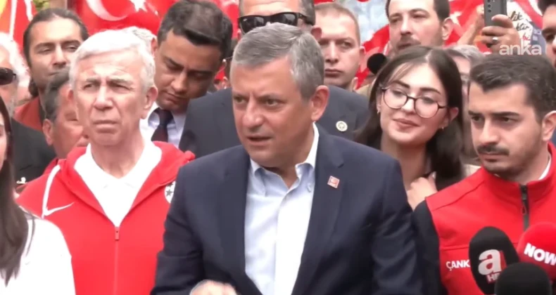 Özgür Özel: Gençler, Cumhuriyet’e ve kazanımlarına sahip çıkmaya kararlı Ankara’daki “19 Mayıs Gençlik Korteji” yürüyüşüne katılan CHP Genel Başkanı Özgür Özel, “Bugünler Cumhuriyet’e sahip çıkmanın en önemli olduğu zaman ve görüyoruz ki gençler, Cumhuriyet’e ve Cumhuriyet’in kazanımlarına sahip çıkmaya kararlı” açıklamasını yaptı.