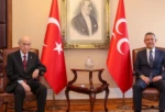 Bahçeli’den, “CHP’ye mutlak butlan” sorusuna net yanıt CHP’ye yönelik mutlak butlan davası ile ilgili soruya yanıt veren MHP Genel Başkanı Devlet Bahçeli, “CHP’nin içinin karıştırılması, parçalanması, hukuki yönden zedelenmesine veyahut başka amaçlarla kullanılmasına müsaade edilmemesini temenni ederiz” dedi.