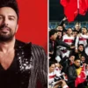Tarkan, milli takım şarkısı tartışmasına noktayı koydu Tarkan, stüdyodan paylaştığı fotoğrafla yeni şarkı hazırlığında olduğunu duyurdu. Ancak Megastar, sosyal medyada gündem olan “milli takım marşı” beklentilerine net yanıt verdi: “Bir Oluruz Yolunda gibi bir şarkı yazmışım bir kere, yenisini yazmayı gerekli bulmuyorum.”