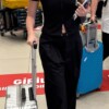 Afra Saraçoğlu’nun Poyraz Yosmaoğlu sessizliği Adının aşk dedikodularına karıştığı Poyraz Yosmaoğlu ile ilk kez Madrid’de görüntülenen Afra Saraçoğlu, İstanbul’a döndü. Havalimanında görüntülenen Saraçoğlu, uçaktan Yosmaoğlu ile birlikte inmesine rağmen gazetecilere yan yana görüntü vermemek için kapıdan ayrı çıkış yaptı