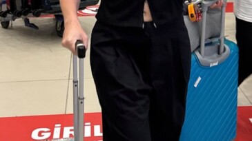 Afra Saraçoğlu’nun Poyraz Yosmaoğlu sessizliği Adının aşk dedikodularına karıştığı Poyraz Yosmaoğlu ile ilk kez Madrid’de görüntülenen Afra Saraçoğlu, İstanbul’a döndü. Havalimanında görüntülenen Saraçoğlu, uçaktan Yosmaoğlu ile birlikte inmesine rağmen gazetecilere yan yana görüntü vermemek için kapıdan ayrı çıkış yaptı