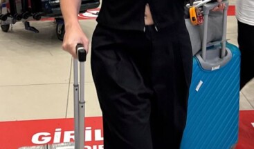 Afra Saraçoğlu’nun Poyraz Yosmaoğlu sessizliği Adının aşk dedikodularına karıştığı Poyraz Yosmaoğlu ile ilk kez Madrid’de görüntülenen Afra Saraçoğlu, İstanbul’a döndü. Havalimanında görüntülenen Saraçoğlu, uçaktan Yosmaoğlu ile birlikte inmesine rağmen gazetecilere yan yana görüntü vermemek için kapıdan ayrı çıkış yaptı