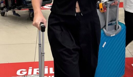 Afra Saraçoğlu’nun Poyraz Yosmaoğlu sessizliği Adının aşk dedikodularına karıştığı Poyraz Yosmaoğlu ile ilk kez Madrid’de görüntülenen Afra Saraçoğlu, İstanbul’a döndü. Havalimanında görüntülenen Saraçoğlu, uçaktan Yosmaoğlu ile birlikte inmesine rağmen gazetecilere yan yana görüntü vermemek için kapıdan ayrı çıkış yaptı