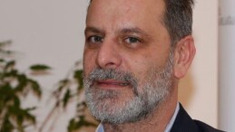 Ozan Güven mekandan kovulma sonrası açıklama yaptı! Mehmet Aslantuğ’dan da Ozan Güven açıklaması Eski sevgilisi Deniz Bulutsuz’u darp ettiği suçlamasıyla hapis cezası alan Ozan Güven, önceki gün gittiği bir mekanda kadınların tepkisiyle karşılaşmıştı. Yaşanan olay sonrası açıklama yapan Güven, “Yaşanan hadise benim için çok çok ağırdı” ifadesini kullandı. Güven’in yanında bulunan Mehmet Aslantuğ’a da sosyal medyada eleştiriler yöneltilince, ünlü oyuncu da bir açıklama yaptı
