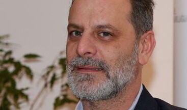 Ozan Güven mekandan kovulma sonrası açıklama yaptı! Mehmet Aslantuğ’dan da Ozan Güven açıklaması Eski sevgilisi Deniz Bulutsuz’u darp ettiği suçlamasıyla hapis cezası alan Ozan Güven, önceki gün gittiği bir mekanda kadınların tepkisiyle karşılaşmıştı. Yaşanan olay sonrası açıklama yapan Güven, “Yaşanan hadise benim için çok çok ağırdı” ifadesini kullandı. Güven’in yanında bulunan Mehmet Aslantuğ’a da sosyal medyada eleştiriler yöneltilince, ünlü oyuncu da bir açıklama yaptı