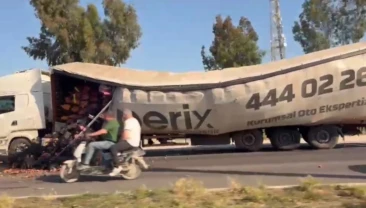 Tarsus’ta Meyve Sebze Yüklü Tırın Dorsesinin Çadırı Yırtıldı, Ürünler Yola Döküldü