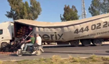Tarsus’ta Meyve Sebze Yüklü Tırın Dorsesinin Çadırı Yırtıldı, Ürünler Yola Döküldü