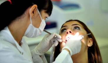 Diş sıkma sadece dişleri değil yaşam kalitesini de bozuyor Çoğu zaman fark edilmeden uyku sırasında gerçekleşen diş sıkma ve gıcırdatma alışkanlığı, sabahları yaşanan baş ağrılarından çene eklemi bozukluklarına kadar birçok soruna yol açıyor. Stresin tetiklediği bu durum tedavi edilmediğinde, dişlerde kalıcı hasara ve kronik ağrılara neden olarak günlük hayatı zorlaştırıyor.