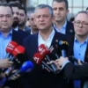 Kurultay için kritik süreç başladı! Özel: İlk imza atıldı Seçilmiş CHP Genel Başkanı Özgür Özel, kurultay ilişkin yaptığı açıklamada, “Hiç kimsenin partiden istifasını doğru bulmuyoruz. Tüm Türkiye’den hızlı bir şekilde imzalar atılıyor. 550’nin biraz üzerinde imzaya ihtiyaç var” dedi.