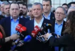 Kurultay için kritik süreç başladı! Özel: İlk imza atıldı Seçilmiş CHP Genel Başkanı Özgür Özel, kurultay ilişkin yaptığı açıklamada, “Hiç kimsenin partiden istifasını doğru bulmuyoruz. Tüm Türkiye’den hızlı bir şekilde imzalar atılıyor. 550’nin biraz üzerinde imzaya ihtiyaç var” dedi.