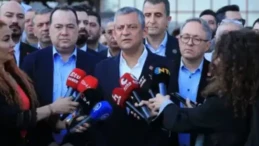 Kurultay için kritik süreç başladı! Özel: İlk imza atıldı Seçilmiş CHP Genel Başkanı Özgür Özel, kurultay ilişkin yaptığı açıklamada, “Hiç kimsenin partiden istifasını doğru bulmuyoruz. Tüm Türkiye’den hızlı bir şekilde imzalar atılıyor. 550’nin biraz üzerinde imzaya ihtiyaç var” dedi.