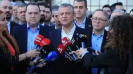 Kurultay için kritik süreç başladı! Özel: İlk imza atıldı Seçilmiş CHP Genel Başkanı Özgür Özel, kurultay ilişkin yaptığı açıklamada, “Hiç kimsenin partiden istifasını doğru bulmuyoruz. Tüm Türkiye’den hızlı bir şekilde imzalar atılıyor. 550’nin biraz üzerinde imzaya ihtiyaç var” dedi.