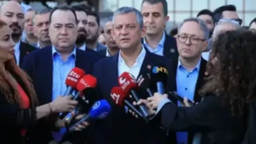 Kurultay için kritik süreç başladı! Özel: İlk imza atıldı Seçilmiş CHP Genel Başkanı Özgür Özel, kurultay ilişkin yaptığı açıklamada, “Hiç kimsenin partiden istifasını doğru bulmuyoruz. Tüm Türkiye’den hızlı bir şekilde imzalar atılıyor. 550’nin biraz üzerinde imzaya ihtiyaç var” dedi.