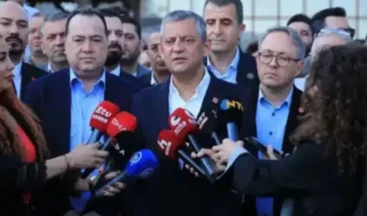 Kurultay için kritik süreç başladı! Özel: İlk imza atıldı Seçilmiş CHP Genel Başkanı Özgür Özel, kurultay ilişkin yaptığı açıklamada, “Hiç kimsenin partiden istifasını doğru bulmuyoruz. Tüm Türkiye’den hızlı bir şekilde imzalar atılıyor. 550’nin biraz üzerinde imzaya ihtiyaç var” dedi.