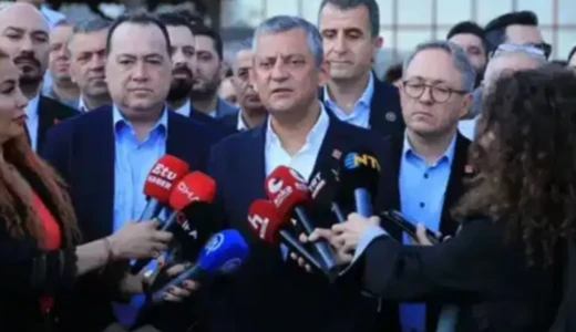 Kurultay için kritik süreç başladı! Özel: İlk imza atıldı Seçilmiş CHP Genel Başkanı Özgür Özel, kurultay ilişkin yaptığı açıklamada, “Hiç kimsenin partiden istifasını doğru bulmuyoruz. Tüm Türkiye’den hızlı bir şekilde imzalar atılıyor. 550’nin biraz üzerinde imzaya ihtiyaç var” dedi.