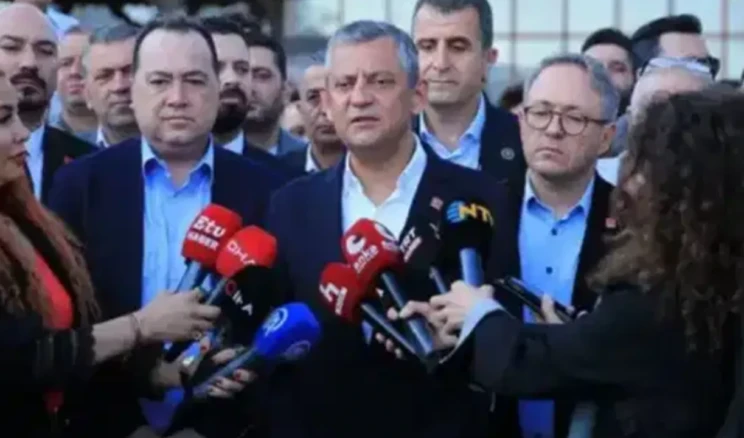 Kurultay için kritik süreç başladı! Özel: İlk imza atıldı Seçilmiş CHP Genel Başkanı Özgür Özel, kurultay ilişkin yaptığı açıklamada, “Hiç kimsenin partiden istifasını doğru bulmuyoruz. Tüm Türkiye’den hızlı bir şekilde imzalar atılıyor. 550’nin biraz üzerinde imzaya ihtiyaç var” dedi.
